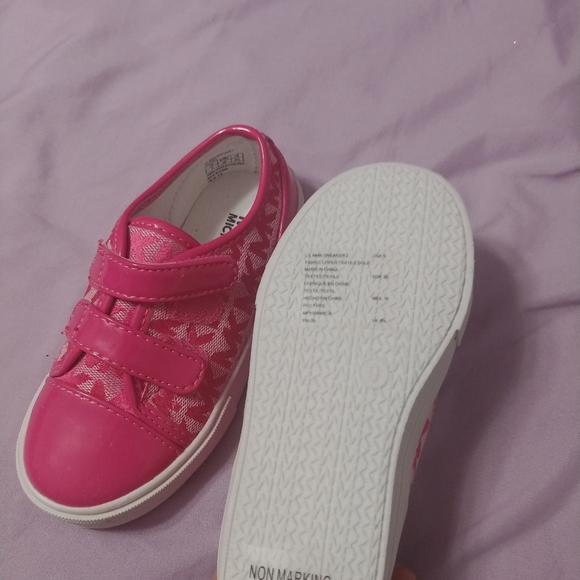 Sneakers - Picture 7 of 9